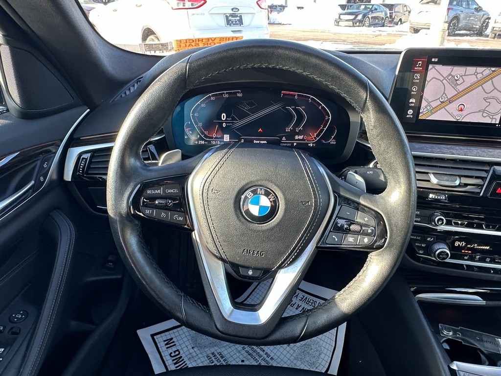 BMW 5 Series Vehicle Full-screen Gallery Image 14