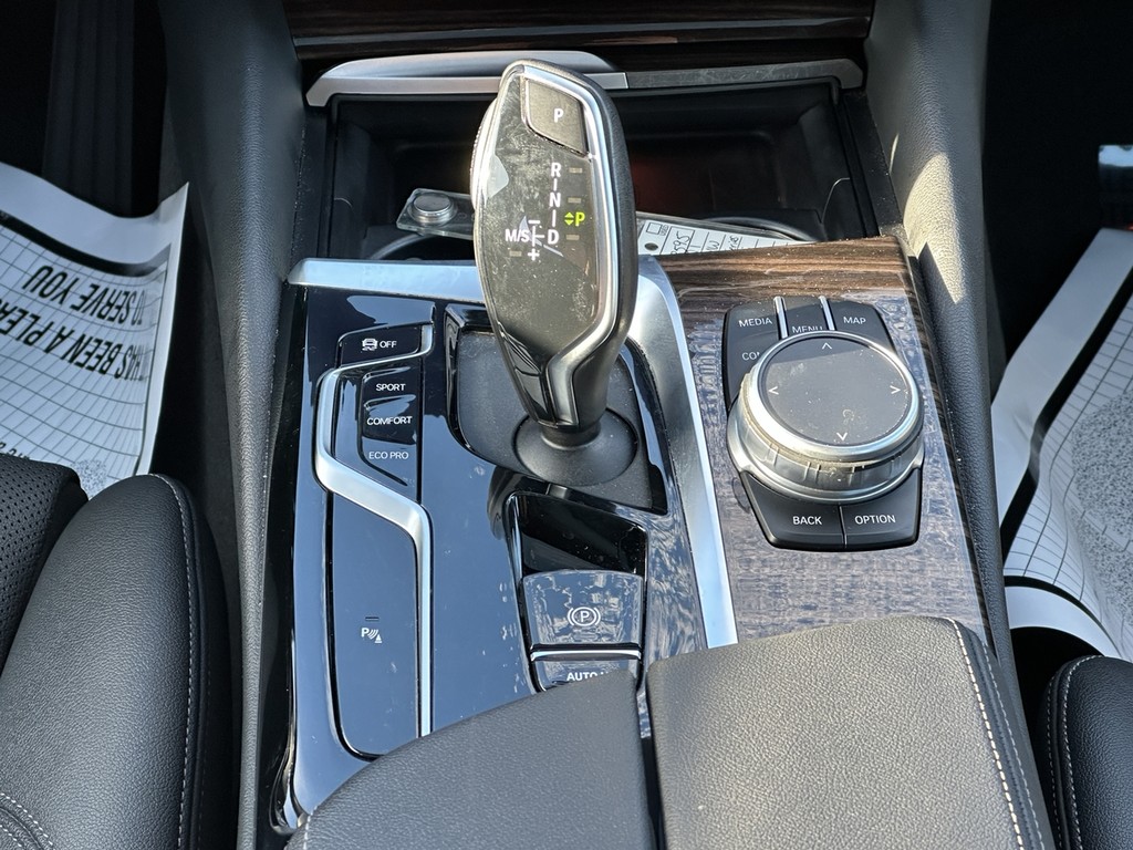 BMW 5 Series Vehicle Full-screen Gallery Image 16