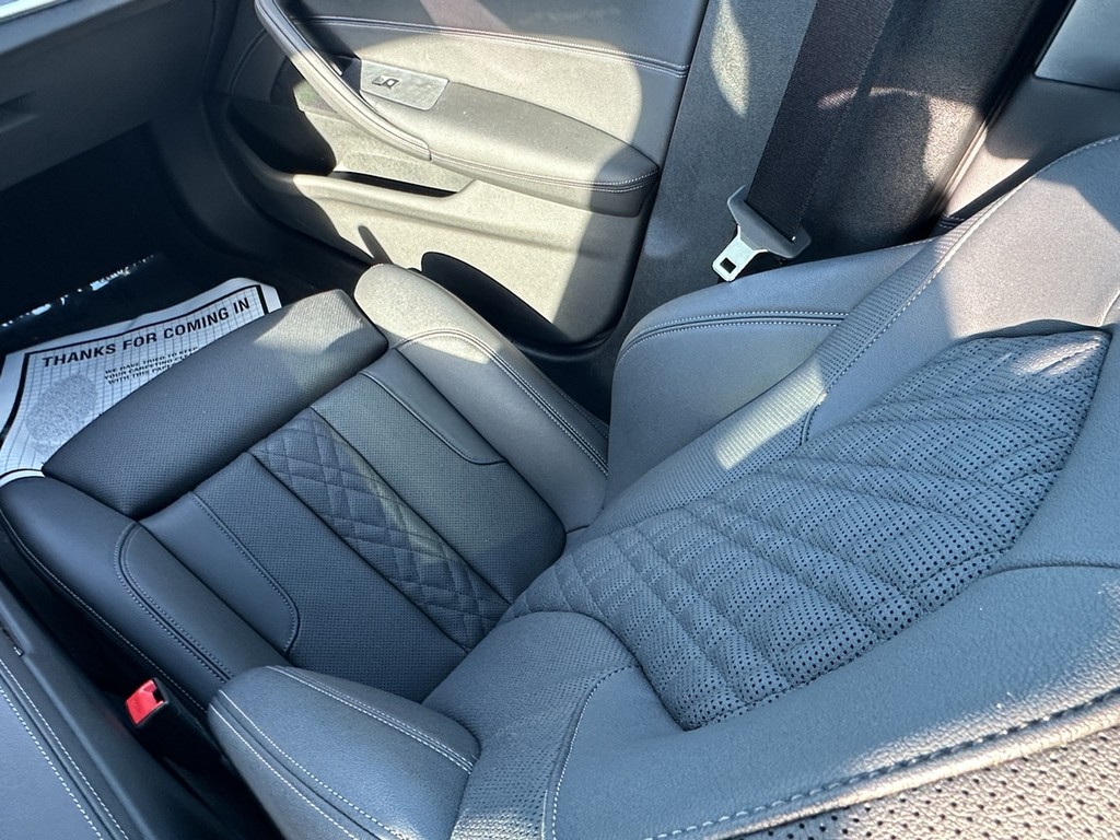 BMW 5 Series Vehicle Full-screen Gallery Image 17