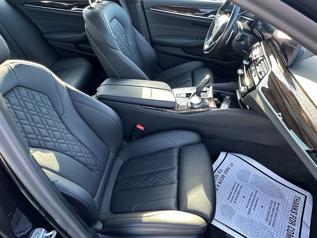 BMW 5 Series Vehicle Full-screen Gallery Image 18