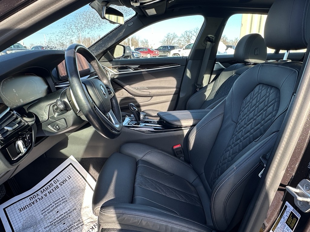 BMW 5 Series Vehicle Full-screen Gallery Image 19