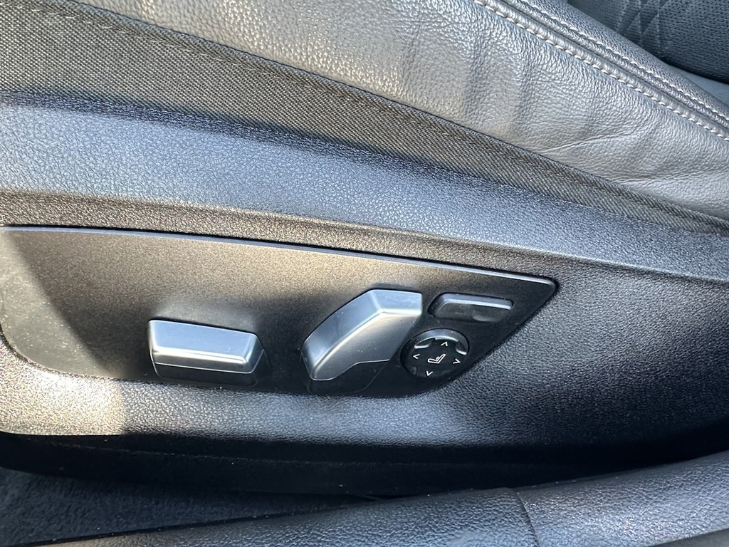 BMW 5 Series Vehicle Full-screen Gallery Image 20