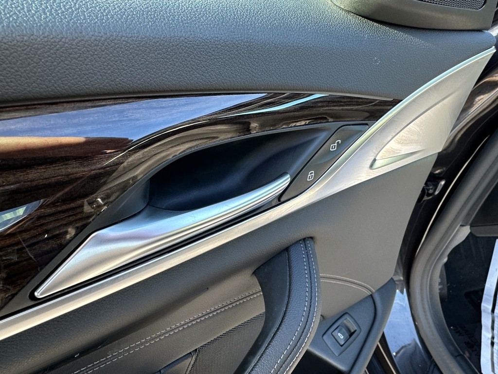 BMW 5 Series Vehicle Full-screen Gallery Image 21