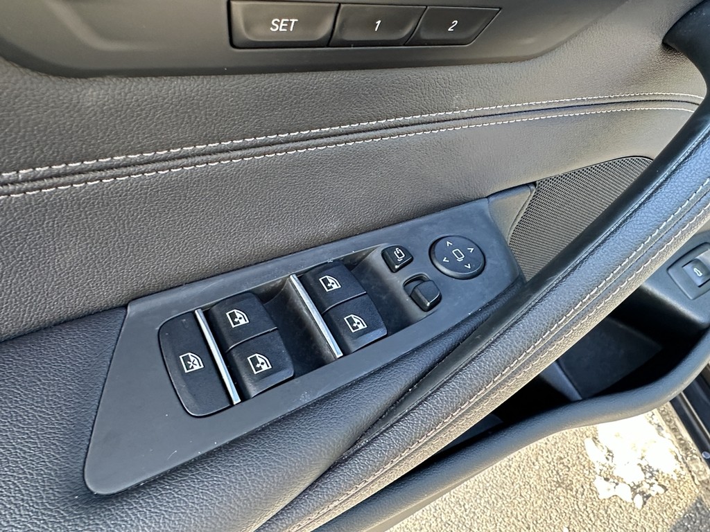 BMW 5 Series Vehicle Full-screen Gallery Image 22