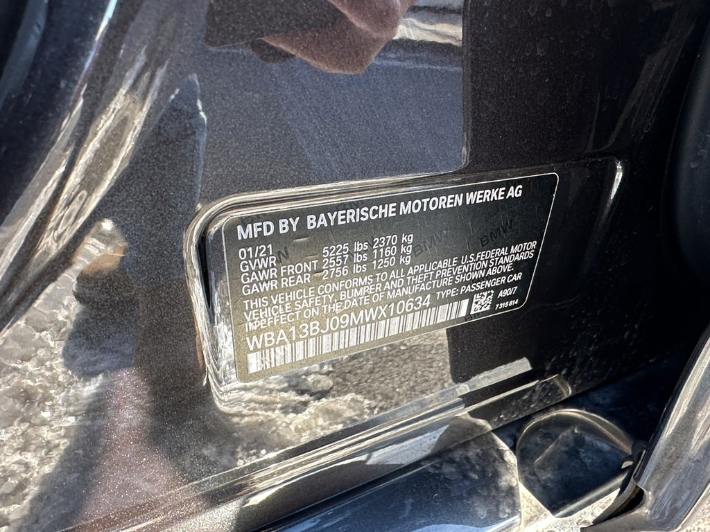 BMW 5 Series Vehicle Full-screen Gallery Image 23