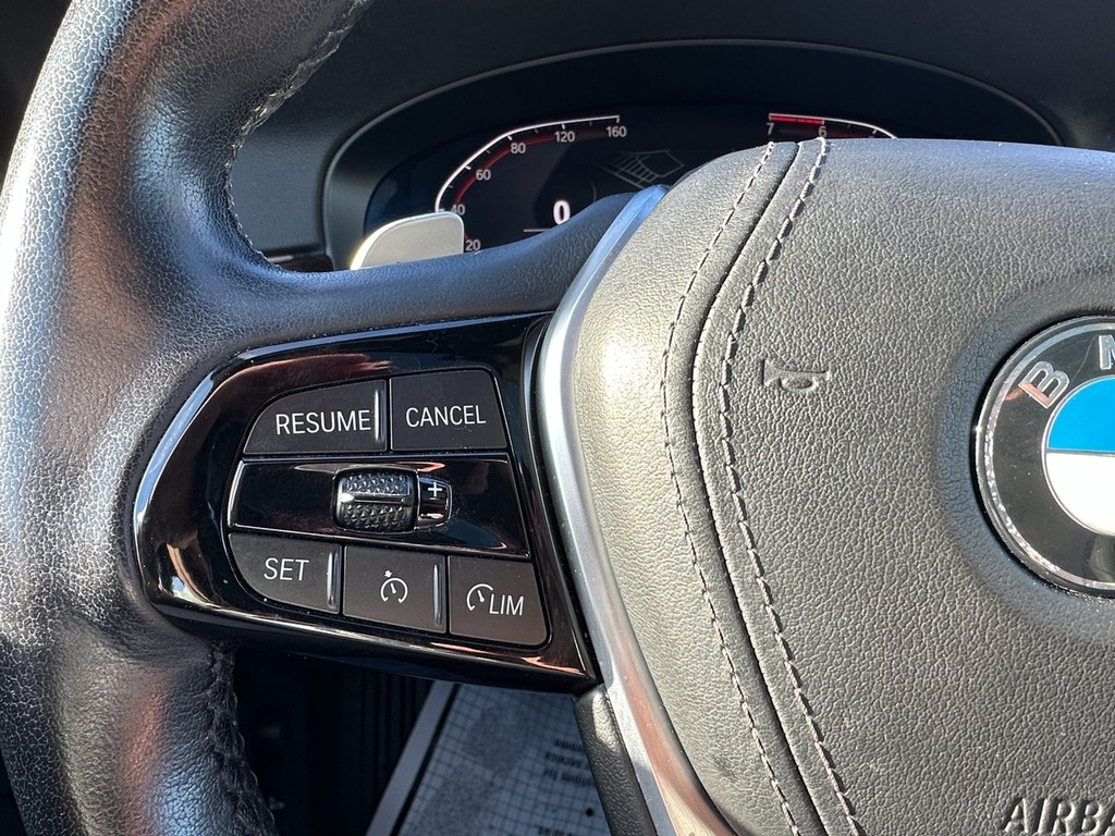 BMW 5 Series Vehicle Full-screen Gallery Image 24