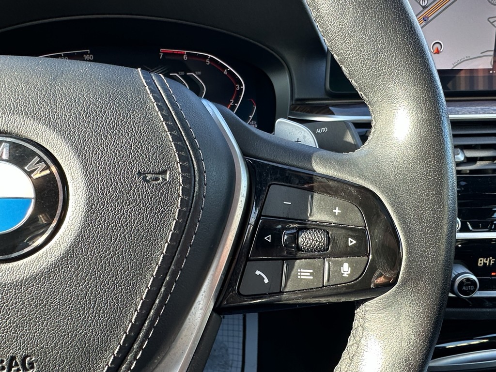 BMW 5 Series Vehicle Full-screen Gallery Image 25