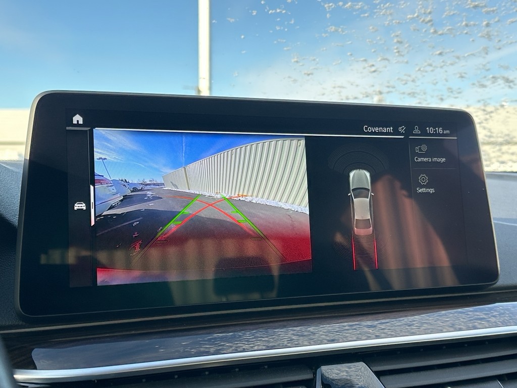 BMW 5 Series Vehicle Full-screen Gallery Image 29