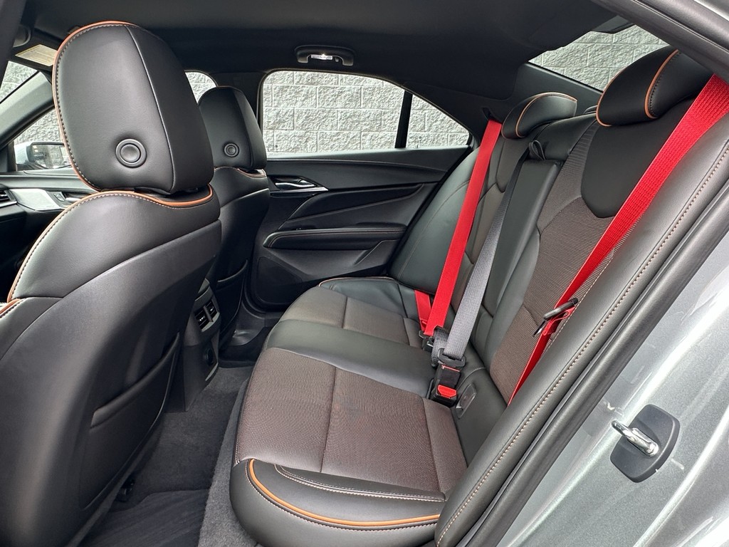 Cadillac CT4-V Vehicle Full-screen Gallery Image 07