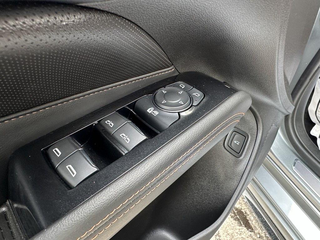 Cadillac CT4-V Vehicle Full-screen Gallery Image 18