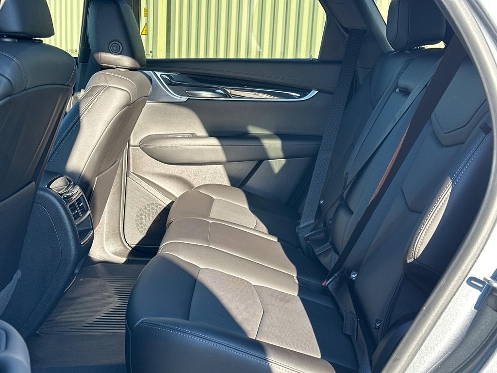 Cadillac XT5 Vehicle Full-screen Gallery Image 10