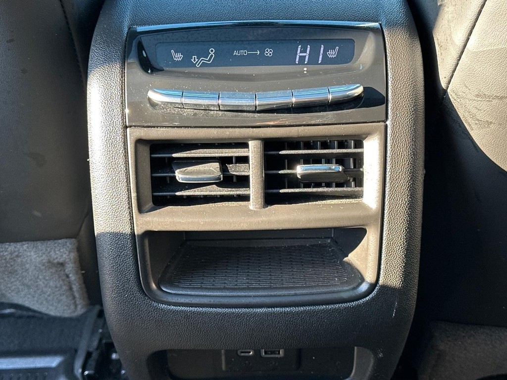 Cadillac XT5 Vehicle Full-screen Gallery Image 11