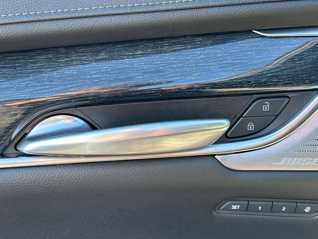 Cadillac XT5 Vehicle Full-screen Gallery Image 21