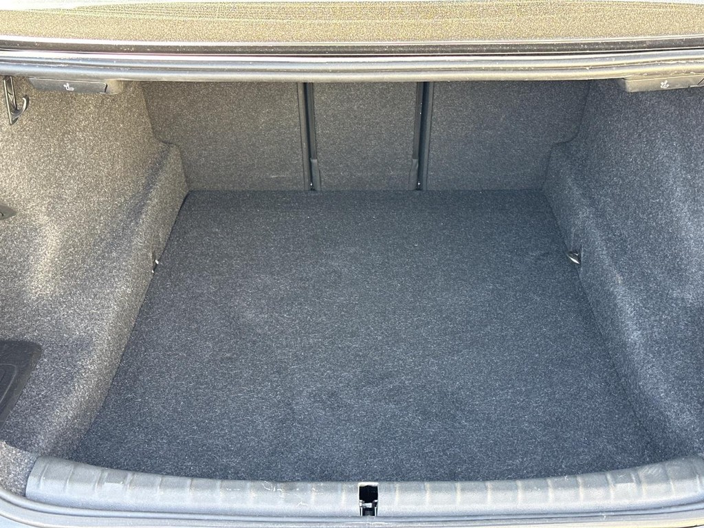 BMW 5 Series Vehicle Full-screen Gallery Image 07