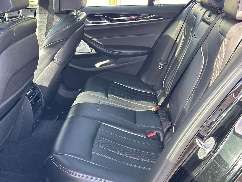 BMW 5 Series Vehicle Full-screen Gallery Image 10