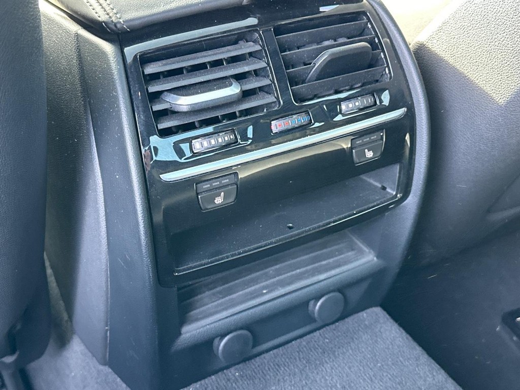 BMW 5 Series Vehicle Full-screen Gallery Image 11