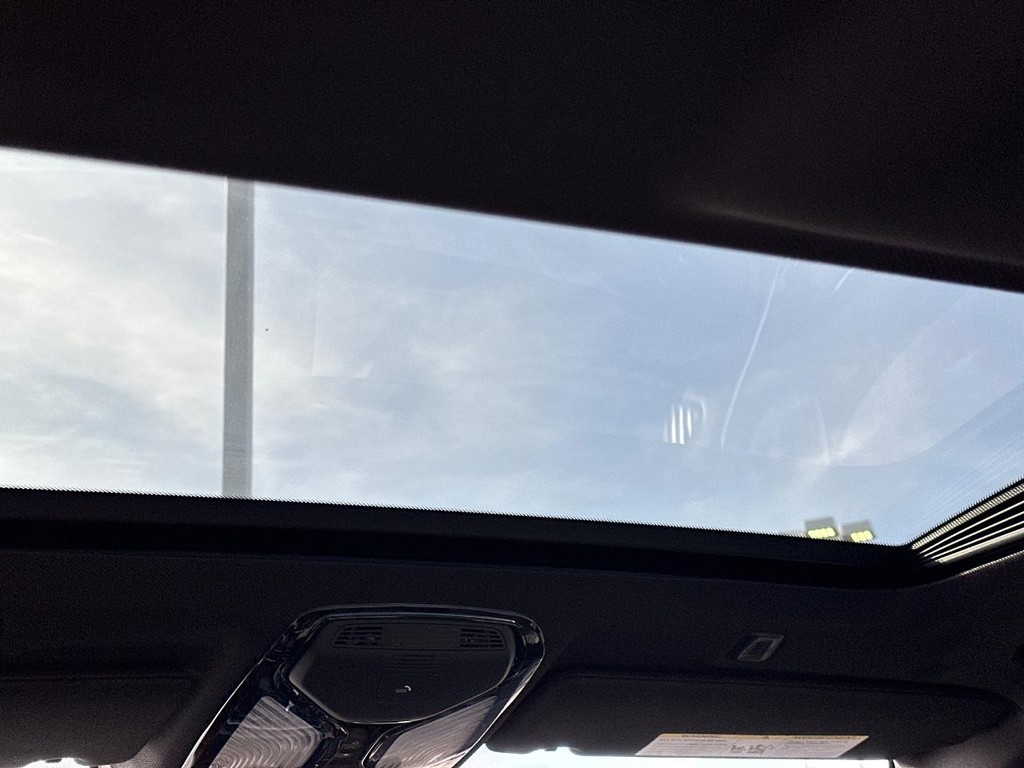 BMW 5 Series Vehicle Full-screen Gallery Image 12