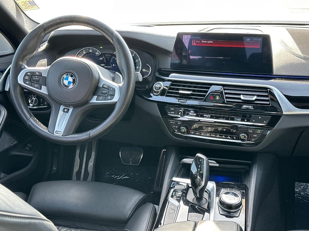 BMW 5 Series Vehicle Full-screen Gallery Image 13