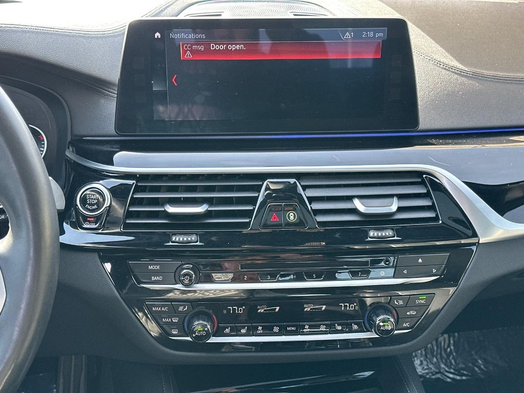 BMW 5 Series Vehicle Full-screen Gallery Image 15