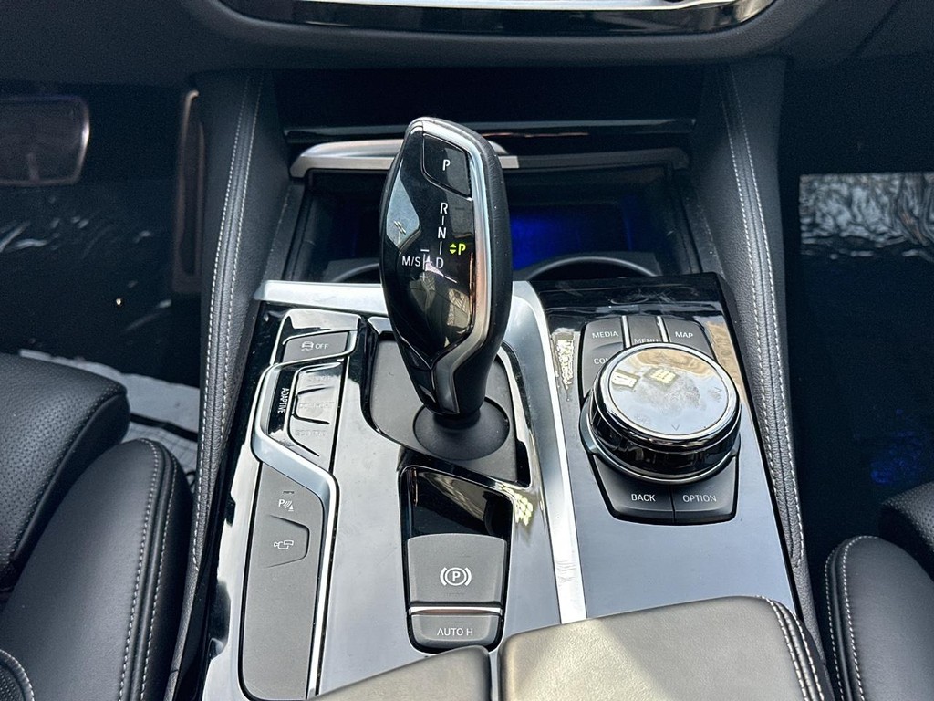 BMW 5 Series Vehicle Full-screen Gallery Image 16