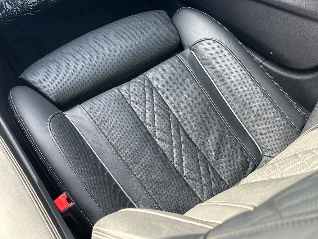 BMW 5 Series Vehicle Full-screen Gallery Image 17