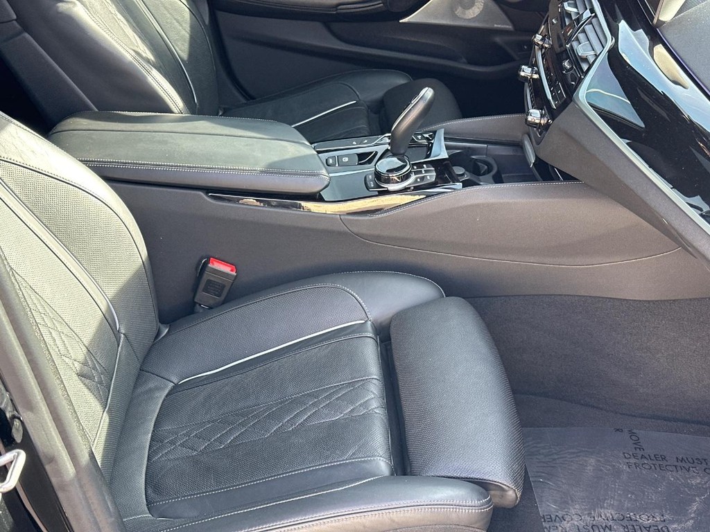 BMW 5 Series Vehicle Full-screen Gallery Image 18