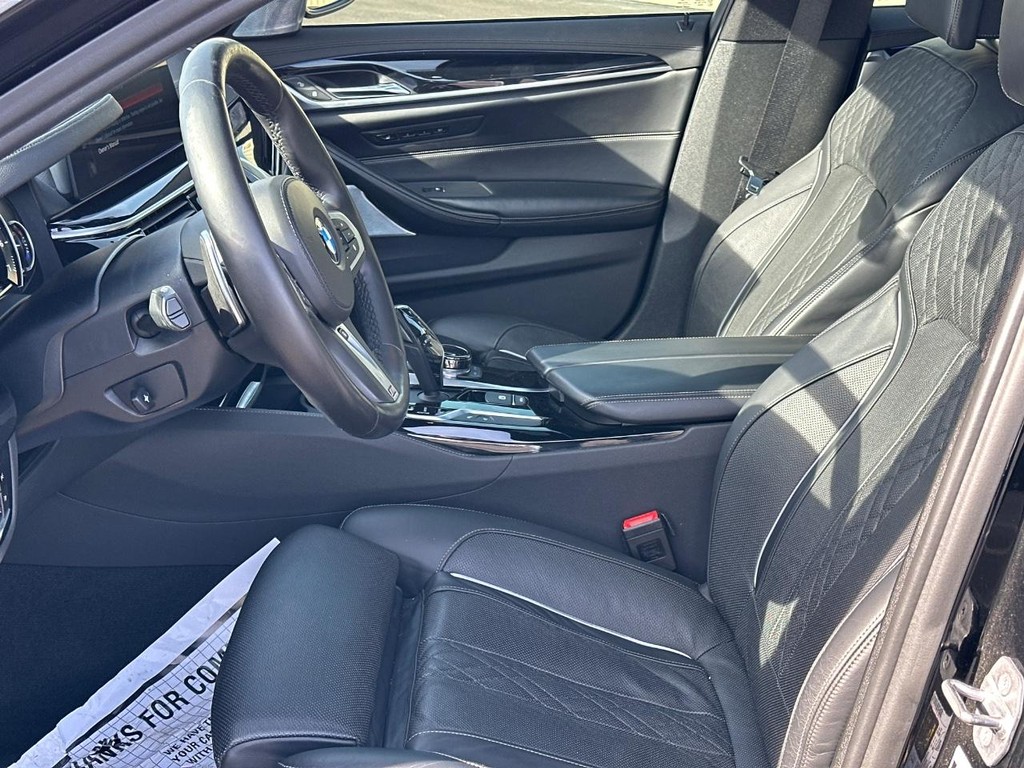 BMW 5 Series Vehicle Full-screen Gallery Image 19