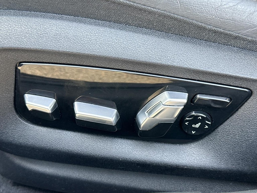 BMW 5 Series Vehicle Full-screen Gallery Image 20