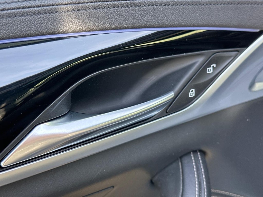 BMW 5 Series Vehicle Full-screen Gallery Image 21