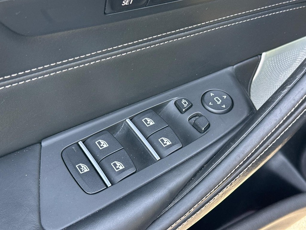 BMW 5 Series Vehicle Full-screen Gallery Image 22