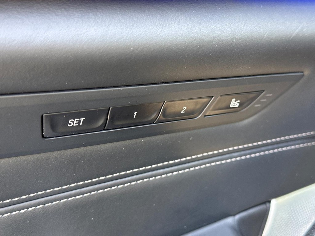 BMW 5 Series Vehicle Full-screen Gallery Image 23