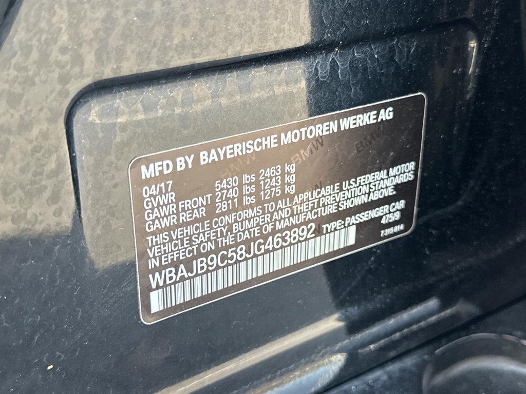 BMW 5 Series Vehicle Full-screen Gallery Image 24