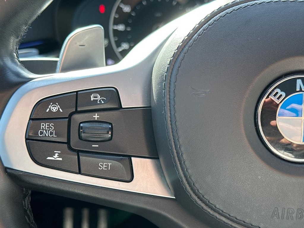 BMW 5 Series Vehicle Full-screen Gallery Image 25