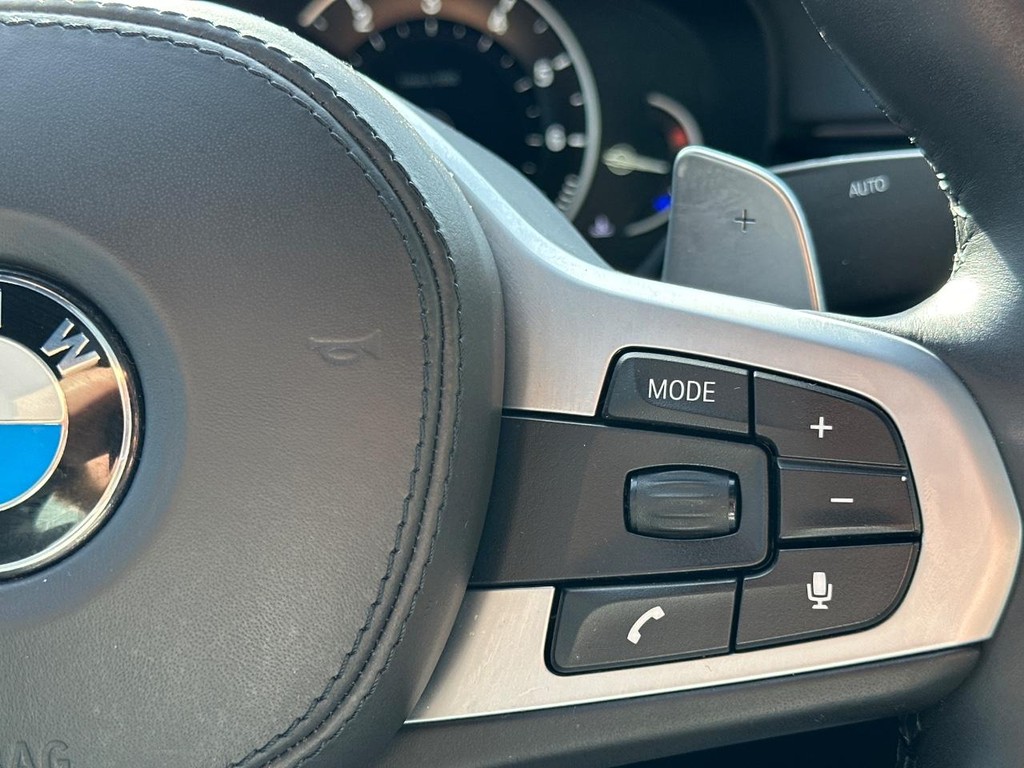 BMW 5 Series Vehicle Full-screen Gallery Image 26