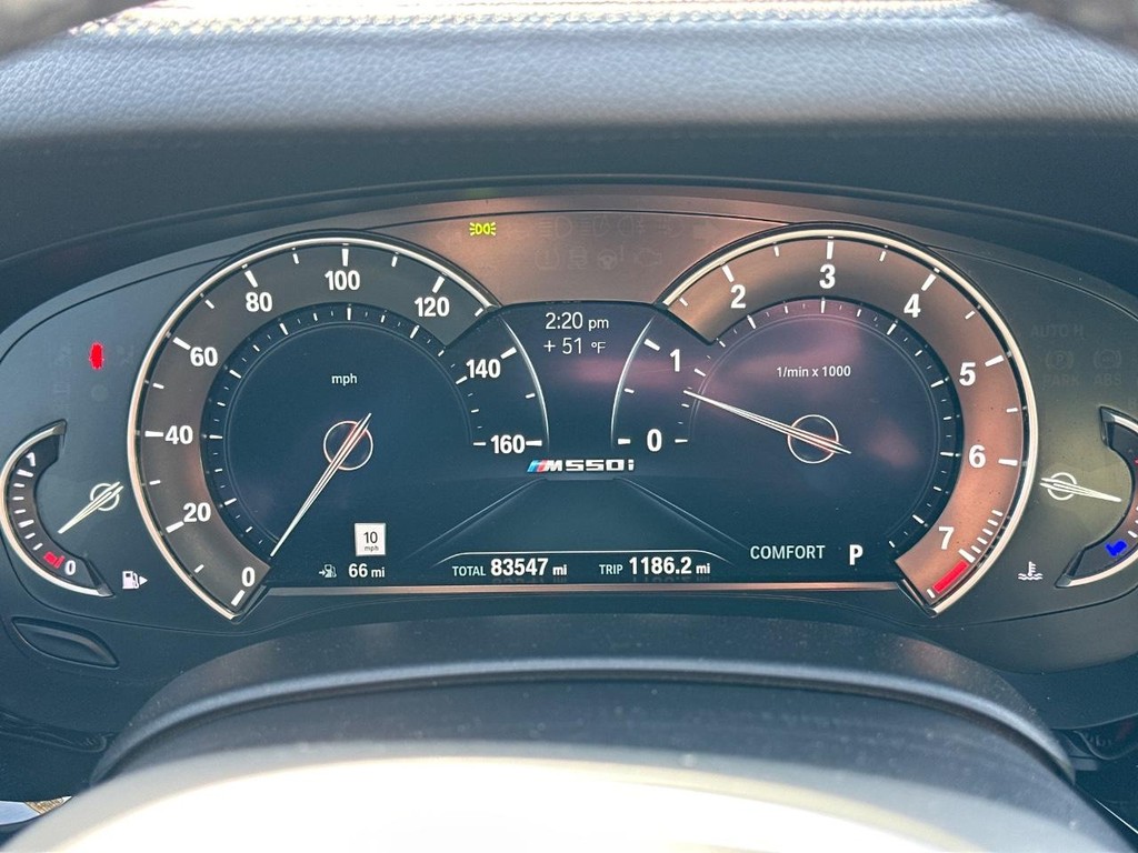 BMW 5 Series Vehicle Full-screen Gallery Image 27