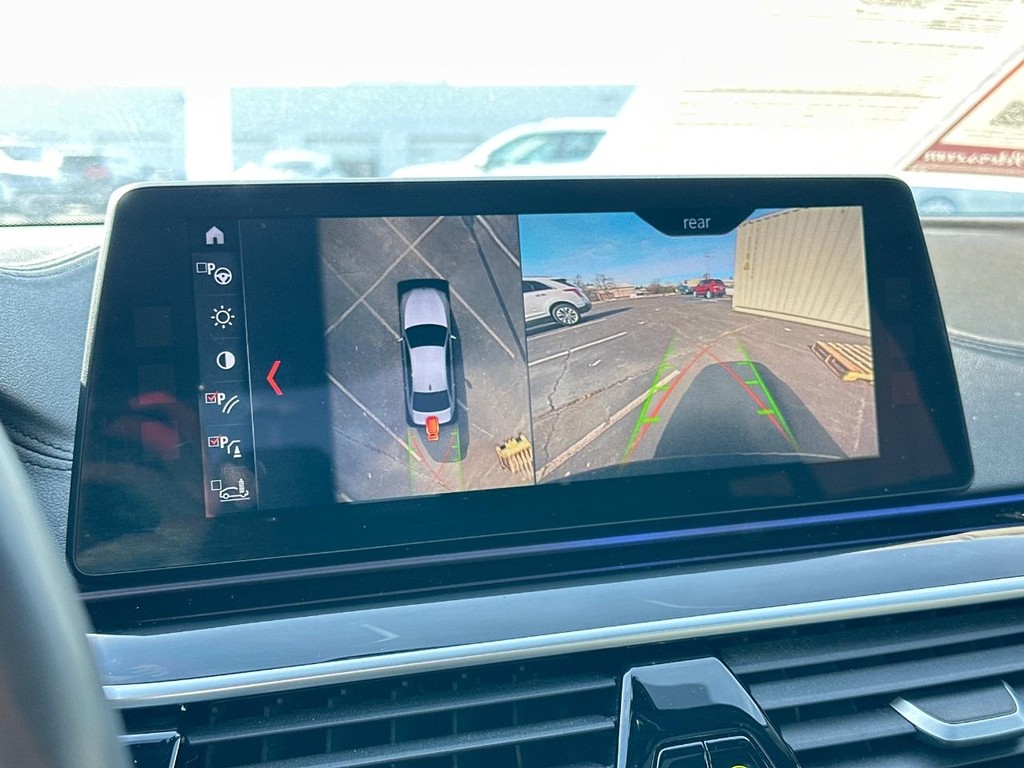 BMW 5 Series Vehicle Full-screen Gallery Image 29