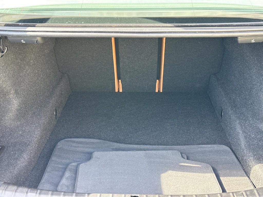 BMW 5 Series Vehicle Full-screen Gallery Image 07