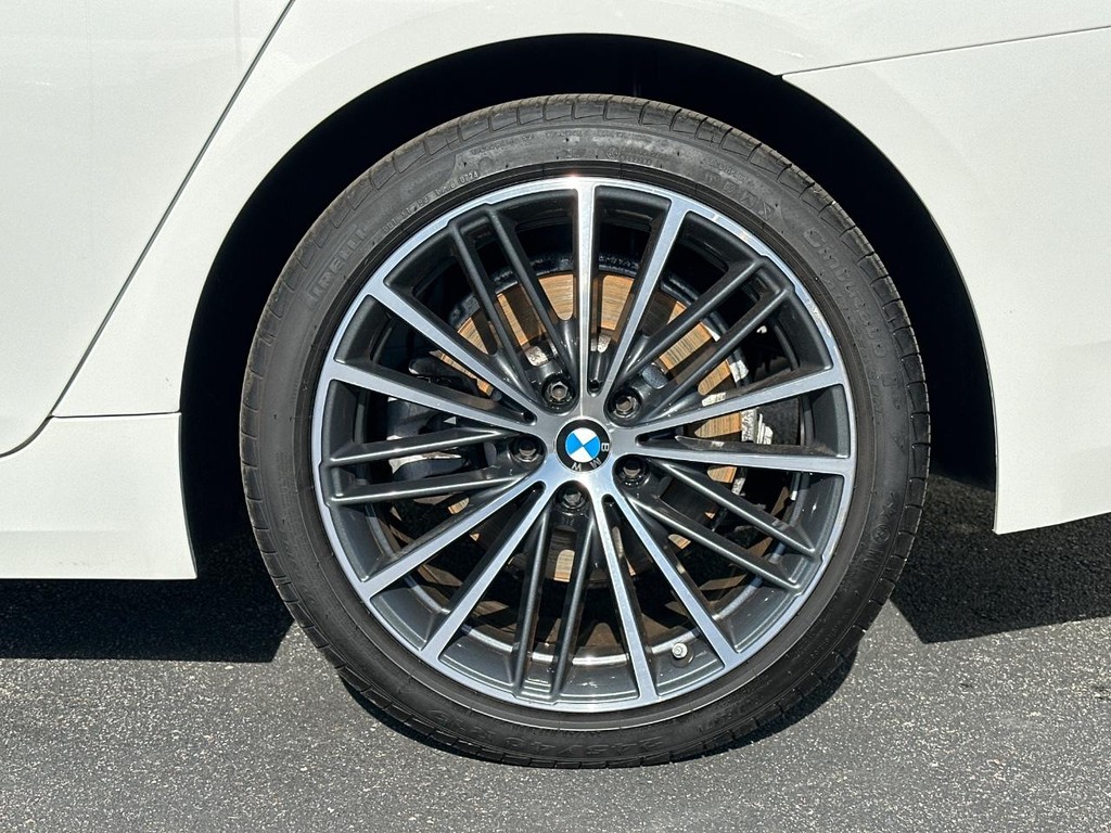 BMW 5 Series Vehicle Full-screen Gallery Image 09