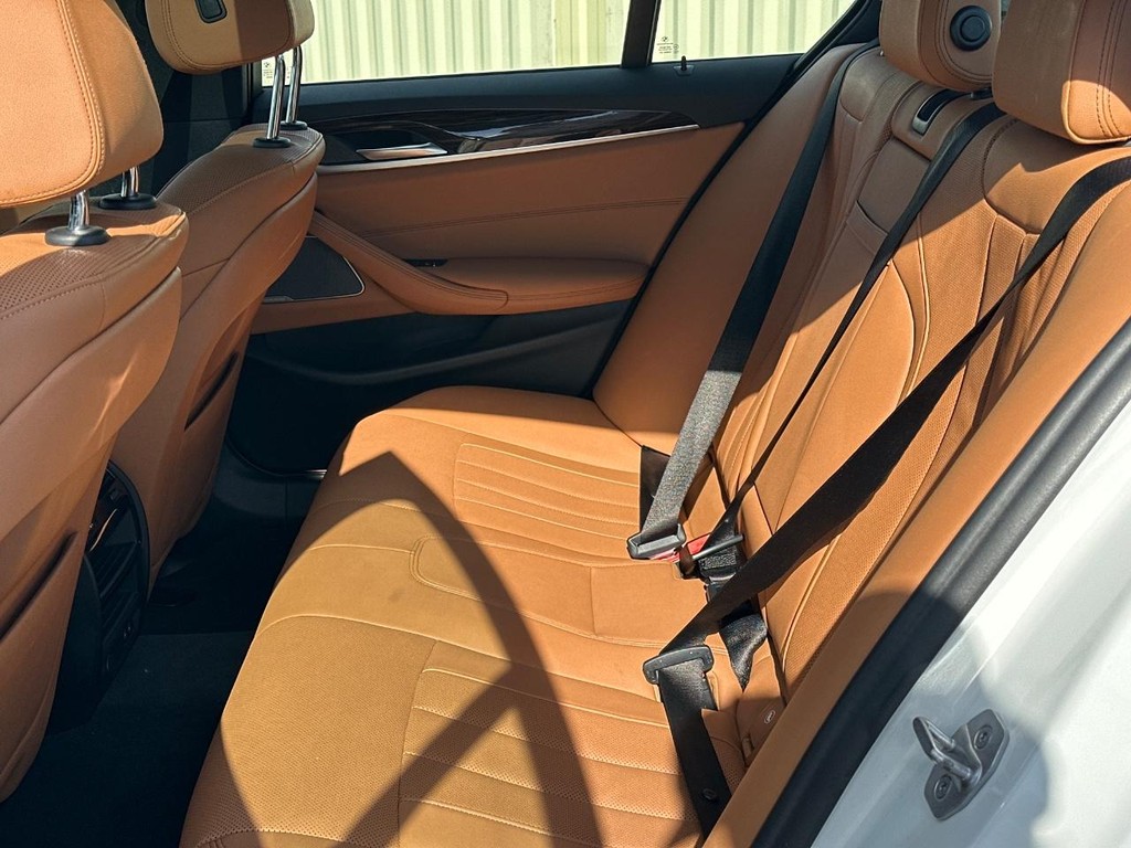 BMW 5 Series Vehicle Full-screen Gallery Image 10