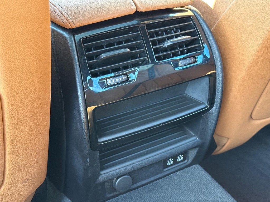 BMW 5 Series Vehicle Full-screen Gallery Image 11