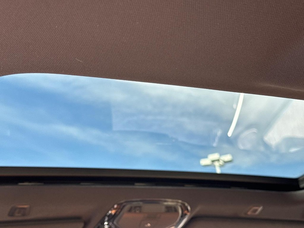 BMW 5 Series Vehicle Full-screen Gallery Image 12