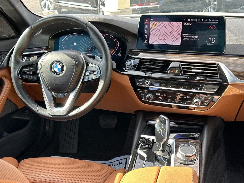 BMW 5 Series Vehicle Full-screen Gallery Image 13