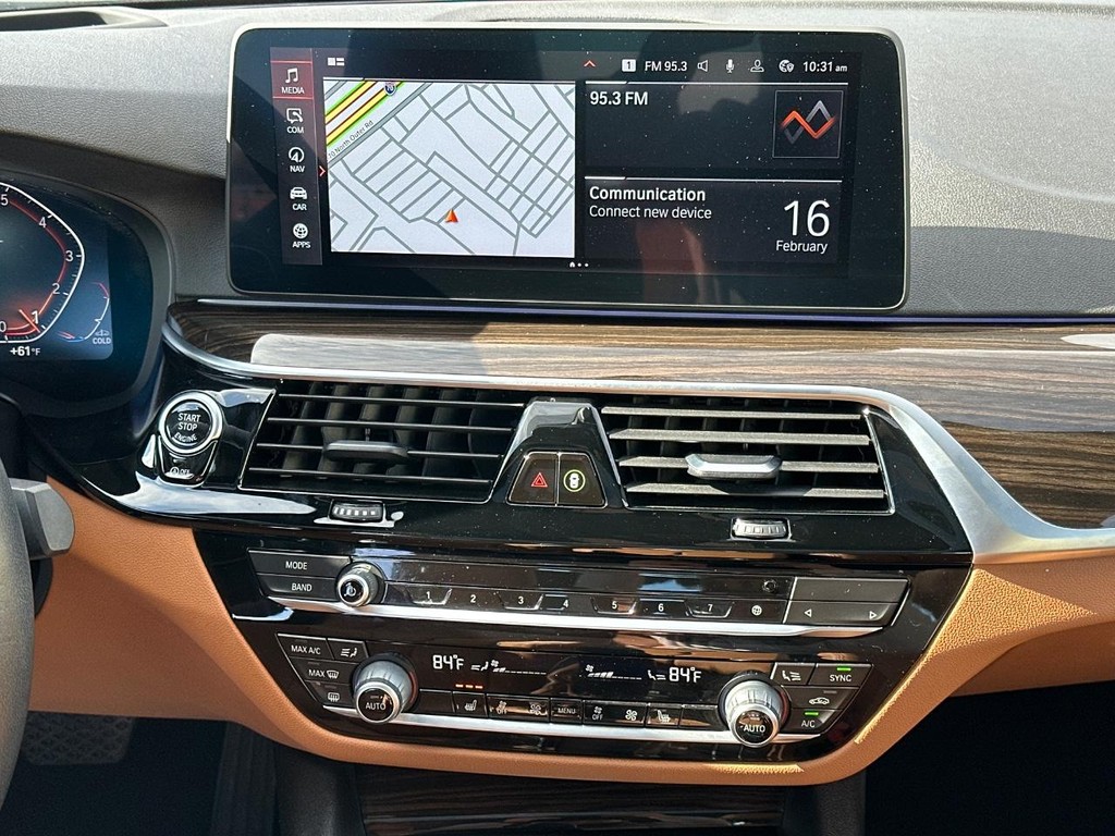 BMW 5 Series Vehicle Full-screen Gallery Image 15