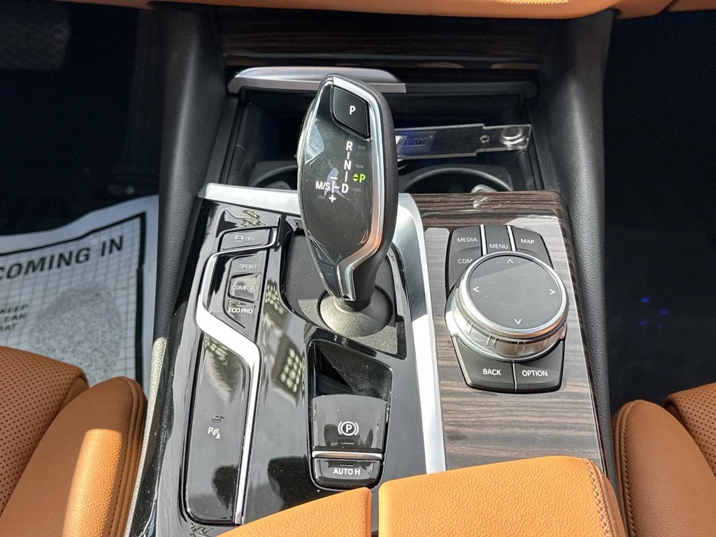 BMW 5 Series Vehicle Full-screen Gallery Image 16