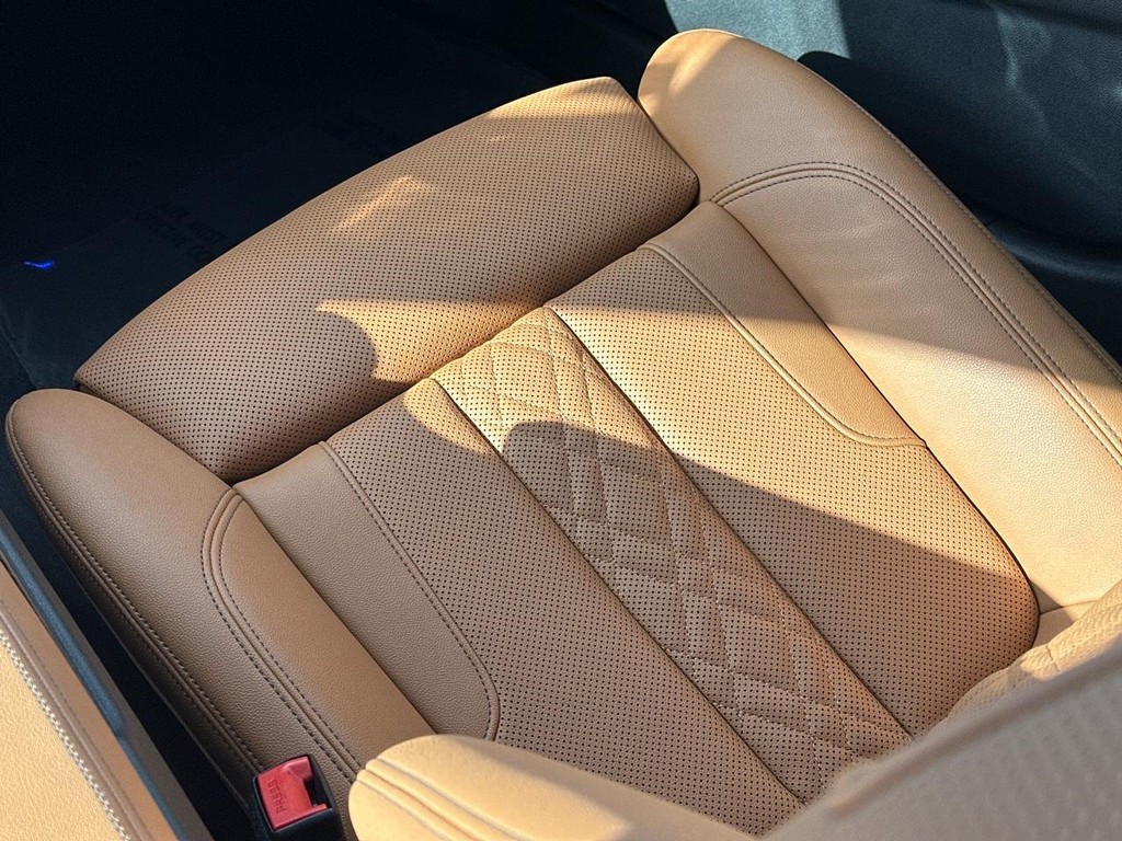 BMW 5 Series Vehicle Full-screen Gallery Image 17