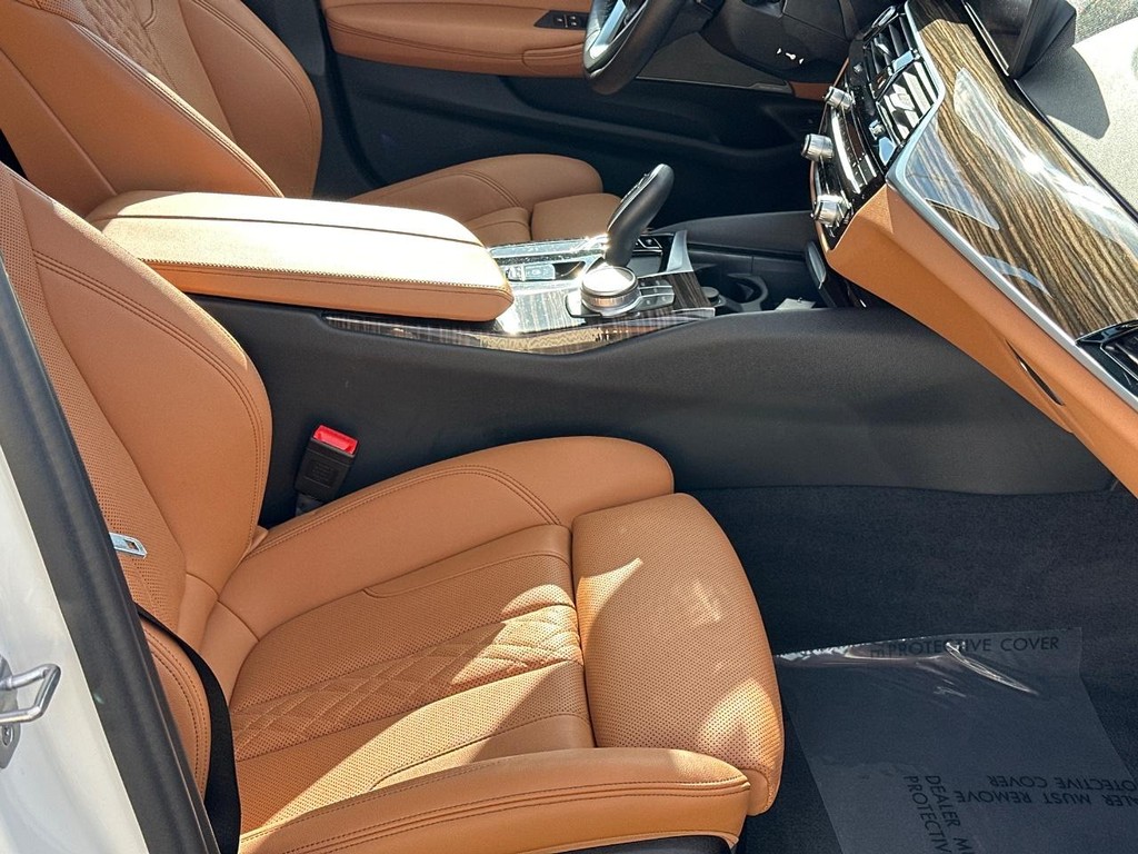 BMW 5 Series Vehicle Full-screen Gallery Image 18