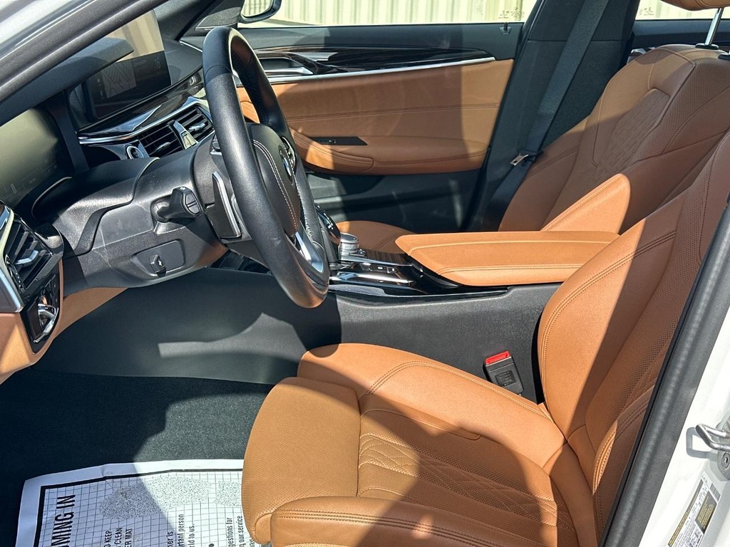 BMW 5 Series Vehicle Full-screen Gallery Image 19