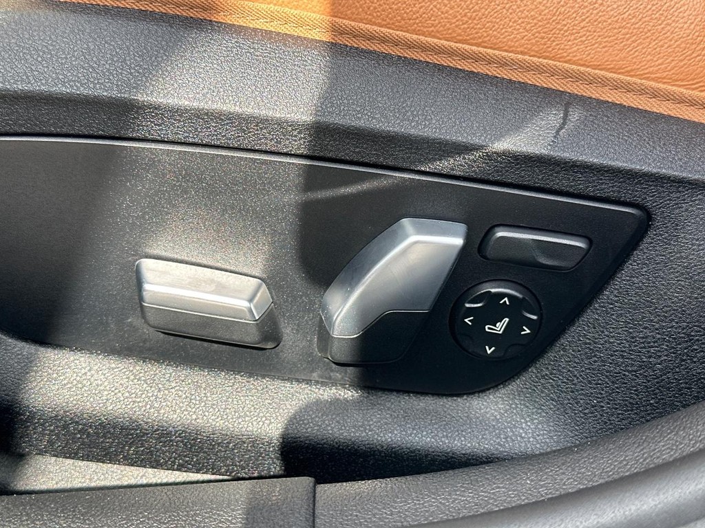 BMW 5 Series Vehicle Full-screen Gallery Image 20