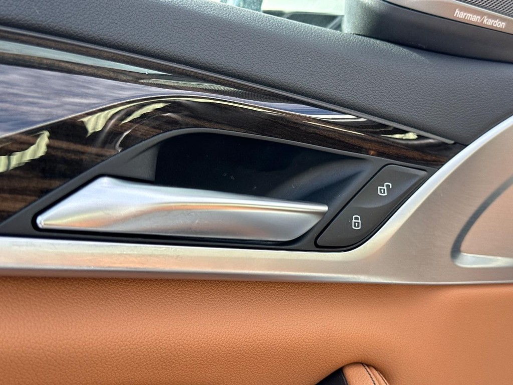 BMW 5 Series Vehicle Full-screen Gallery Image 21