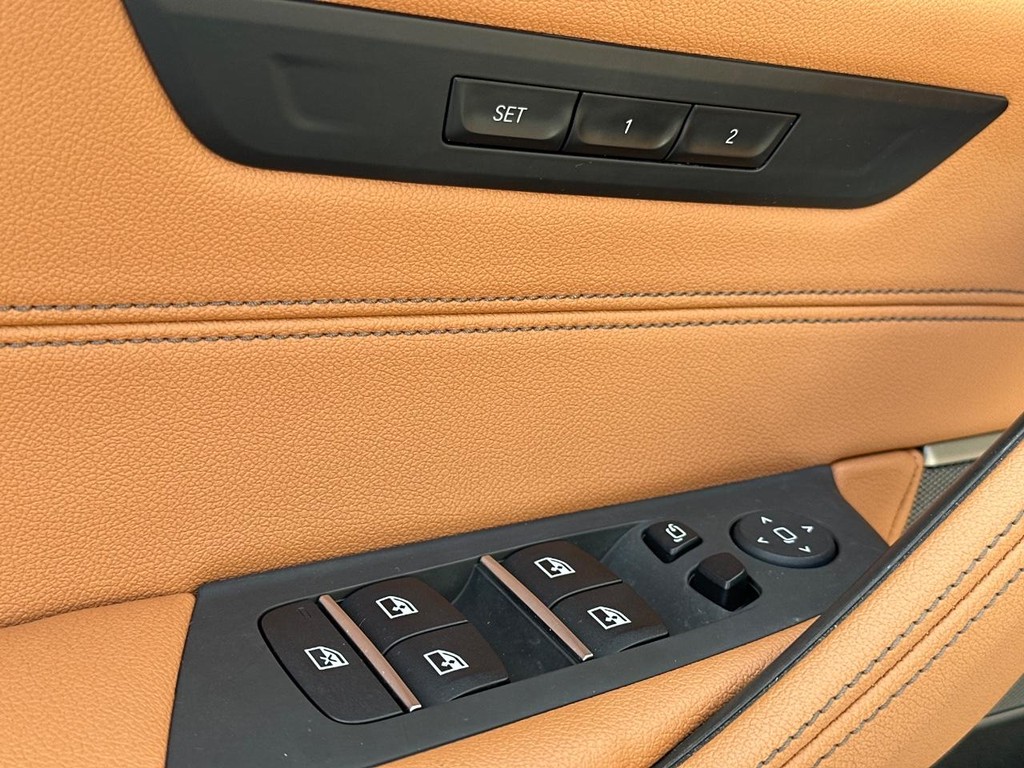 BMW 5 Series Vehicle Full-screen Gallery Image 22